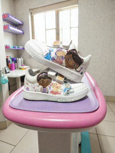 Μικρή Γιατρός ζωγραφισμένα sneakers