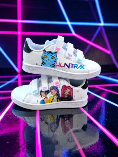 Custom ζωγραφισμένα παιδικά Adidas εμπνευσμένα από το K-Pop Demon Hunters